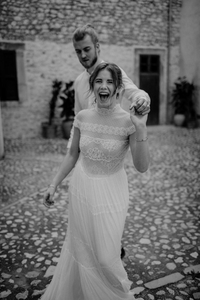 Glückliches Paar bei Finca Wedding, Hochzeitsplaner Julia Leifheit Wedding Day Management, München