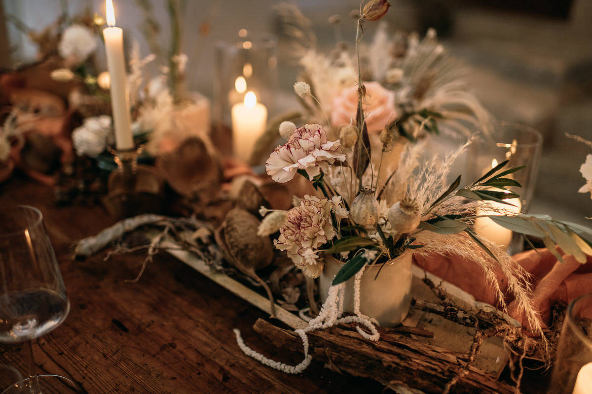 Tischgestaltung mit Trockenblumen bei Finca Hochzeit geplant von Wedding Day Managerin Julia Leifheit aus München